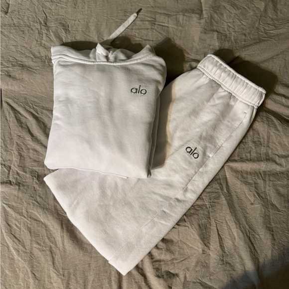 ALO Yoga Tops - Alo Accolade White Sweat Set